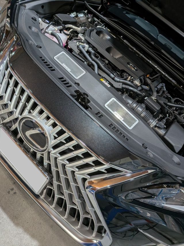 We have started developing the Air Intake Stabilizer for the Lexus ES300h!
We started by inspecting the stock setup and capturing data of the engine bay using a 3D scanner. Designing with 3D CAD based on this scan data ensures a beautiful layout and perfect fitment with zero interference, even in tight spaces.
We are now moving on to prototyping and testing. ES owners, please stay tuned for the release!

レクサスES300h用「Air Intake Stabilizer」の開発をスタートしました！
まずは純正状態の確認を行い、3Dスキャナーを使用してエンジンルーム内のデータ採取を行いました。 このスキャンデータを元に3D CADで設計を行うことで、狭いエンジンルーム内でも干渉のない、美しいレイアウトと確実なフィッティングを実現します。
これから試作・テストを進めていきますので、ESオーナーの皆様、発売をお楽しみに！