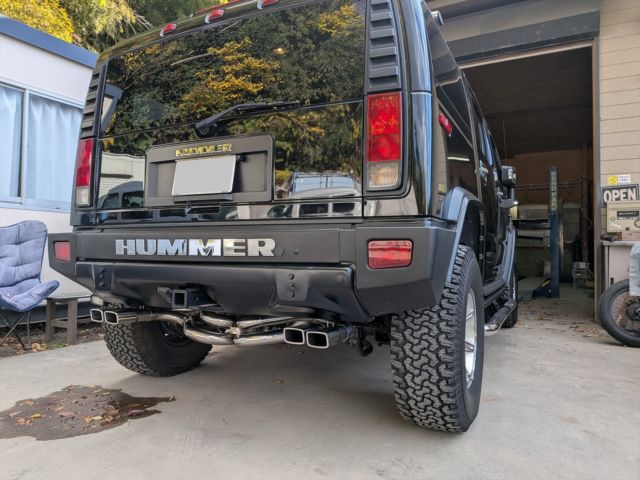 Custom one-off exhaust for the HUMMER H2.
80mm main pipe with a valved system + dual large silencers in the center section.
Valve closed: OEM-like comfort.
Valve open: pure V8 character, crisp and sporty.

For the rear section, we went all-in on symmetry.
The main pipe splits into 4 branches, designed to be seen—clean, balanced, and aggressive.
Finished with square tips to match the H2’s bold stance.
Masterpiece of fabrication life.

Thank you for visiting us from Tokyo!

ハマーH2にワンオフマフラー製作です！
センター部はメインパイプ80mm＋可変バルブ機構、さらに大容量サイレンサー2個を採用。
バルブを閉じれば純正同等、開ければV8を感じられるスポーツサウンドに切り替わります。

リア部はメインパイプを4本に分岐し、左右対称でパイプレイアウトが際立つデザインに。
テールは存在感抜群のスクエアテールエンドで仕上げました。
東京都よりご来店ありがとうございました！

#exart_japan #exart #hummer #hummerh2 #H2 #ハマー #ハマーH2 #exhaust #muffler #valvedexhaust #customexhaust #fabrication #welding #tigwelding #stainless #3DCAD