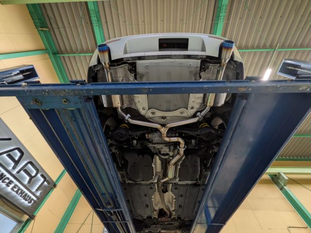 The art of exhaust fabrication for the VW Golf Alltrack 4MOTION.

We installed the EXART ONE exhaust system (Center & Rear) on this Volkswagen Golf Alltrack. The 4MOTION drivetrain requires extremely precise routing, and our system delivers perfect clearance and optimized flow.

VW ゴルフ オールトラックへの製品装着事例です。
千葉県よりご来店いただいたオーナー様の車両に、EXART ONEマフラーを装着いたしました。

4MOTIONの複雑な駆動系を避ける精密なパイプレイアウトと、熟練職人によるTIG溶接の仕上がりをご覧ください。機能美を追求したステンレスの配管に、焼き色の鮮やかなチタンテールを左右に配置。

千葉県からのご来店、誠にありがとうございました。

#exart_japan #exart #volkswagen #vw #golfalltrack