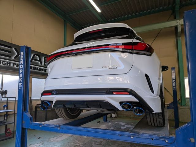 Brand new Lexus RX500h—installed with EXART ONE “F QUAD”.
Designed specifically for the TRD rear diffuser, the fitment is dialed in to complete the rear view.

Signature angled quad layout inspired by Lexus F heritage, finished with 120mm oval tips ×4.
This build features titanium tips—that clean blue gradient hits different.

Built on EXART’s “Mild Sound” concept and JQR-certified for peace of mind.

#exart_japan #exart #lexus #rx #rx500h #exhaust #muffler