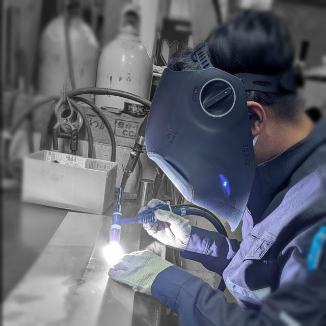 今日から4月。
EXARTに新人スタッフMくんが新たな仲間として加わりました。

初日から、作業の合間を見ながら溶接の練習をスタートしています。
覚えることはたくさんありますが、まずは基礎をしっかり身につけて、一歩ずつ成長していってほしいですね。

EXARTでは現在、現場スタッフ・事務スタッフを募集中です。
ものづくりに興味のある方は、ぜひ求人ページをご覧ください。
https://www.exart.jp/recruit/